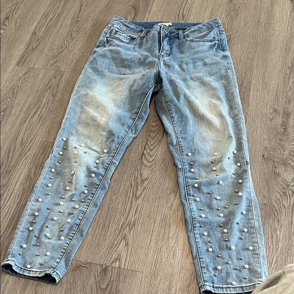 Women's Blue Pearl Embellished Jeans! The jeans are stretchy!
